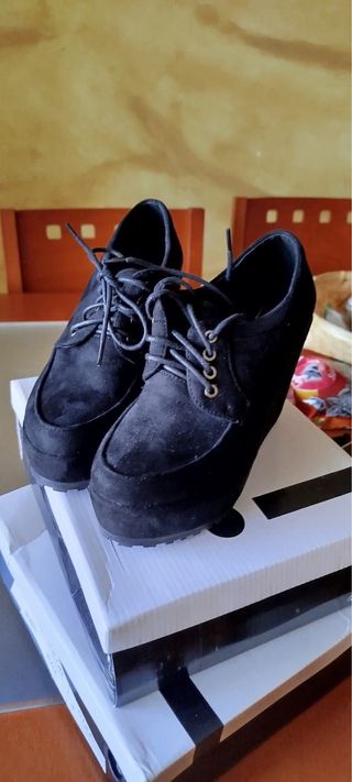 Zapatos de tacón negros con pulsera