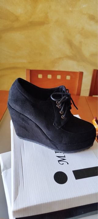 Zapatos de tacón negros con pulsera