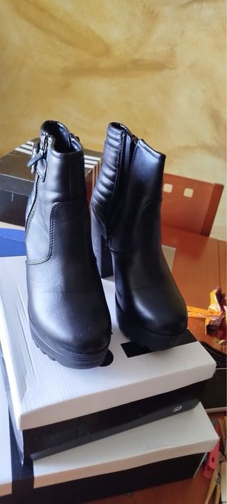 Zapatos de tacón negros con pulsera