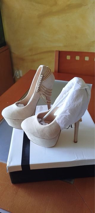 Zapatos de tacón negros con pulsera