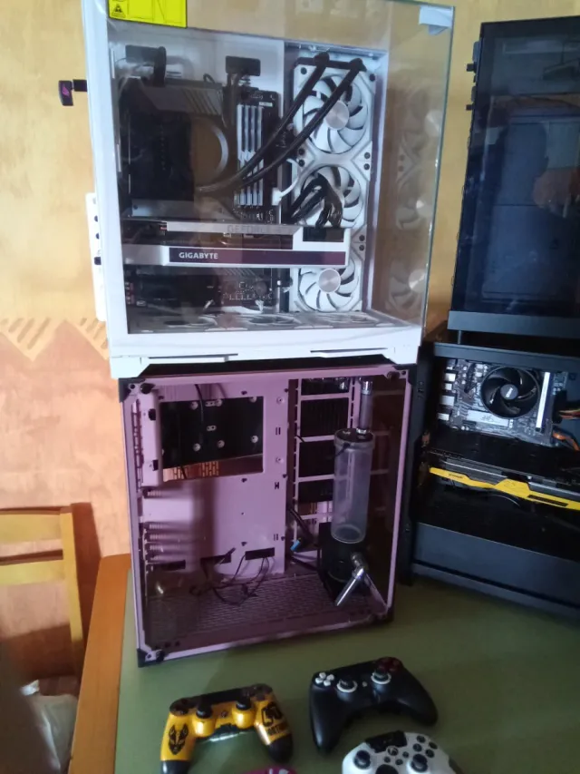 PC Gaming Blanco y Rosa