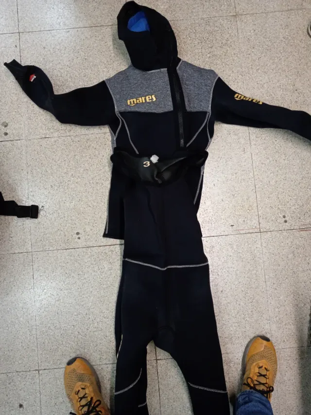 Traje de neopreno Mares con capucha