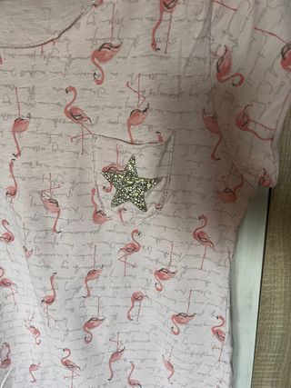 Camiseta rosa con flamencos y estrella