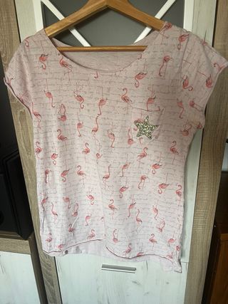 Camiseta rosa con flamencos y estrella