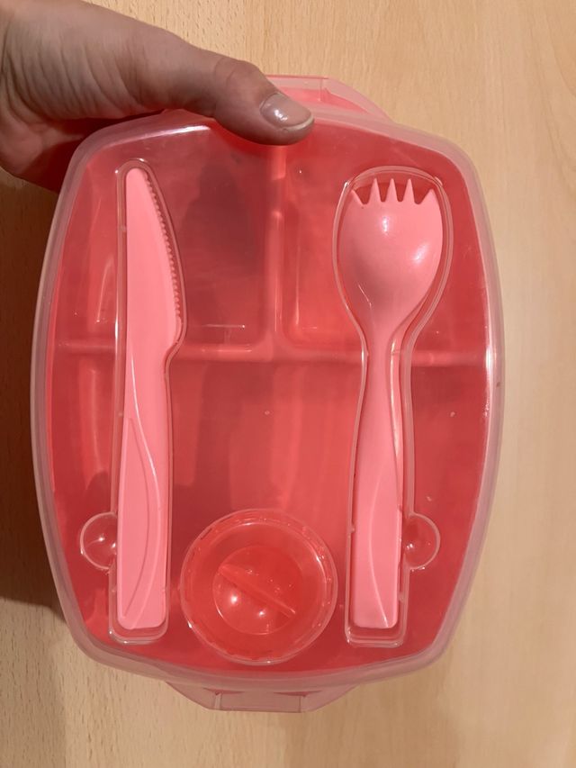 Porta pranzo rosa con posate