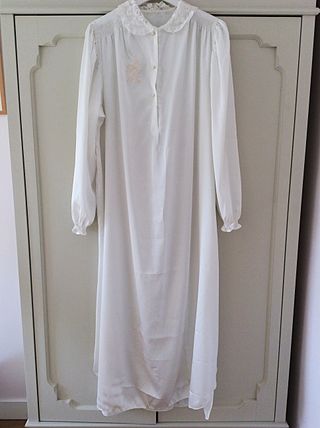 Camisón vintage de satén blanco con encaje