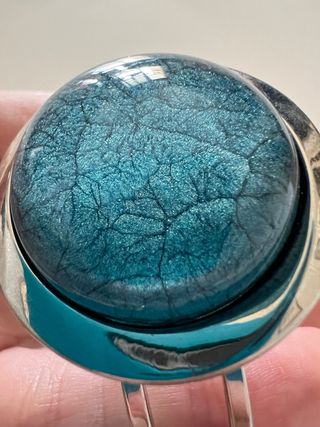 Pulsera plateada con detalle azul
