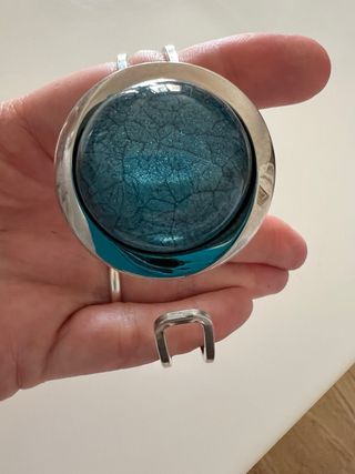Pulsera plateada con detalle azul