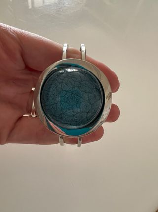 Pulsera plateada con detalle azul