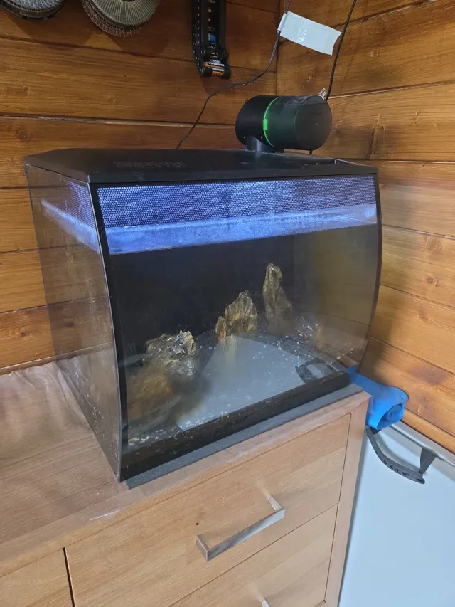 Acuario Fluval Negro y Transparente