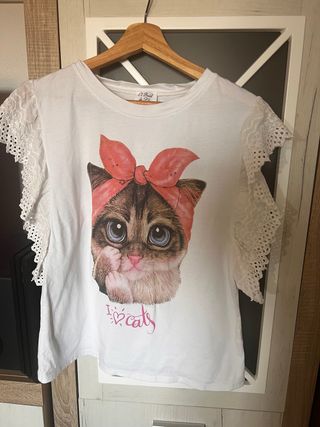 Camiseta blanca con estampado de gato