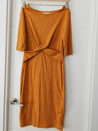 Vestido naranja con nudo frontal