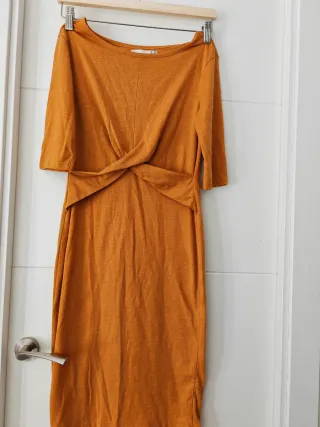 Vestido naranja con nudo frontal