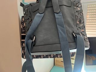 Bolso gris con diseño troquelado