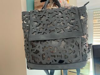 Bolso gris con diseño troquelado