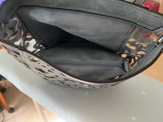 Bolso gris con diseño troquelado