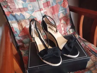 Sandalias cuña negras con lazo