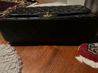 Bolso negro acolchado cadena