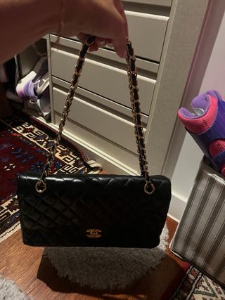 Bolso negro acolchado cadena