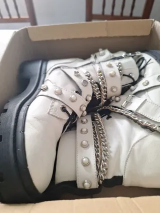 Botines Zara blancos con cadenas y perlas