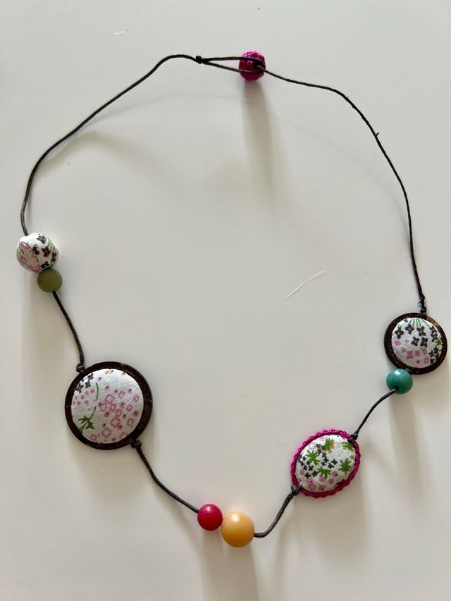 Collar tela, cuentas y madera