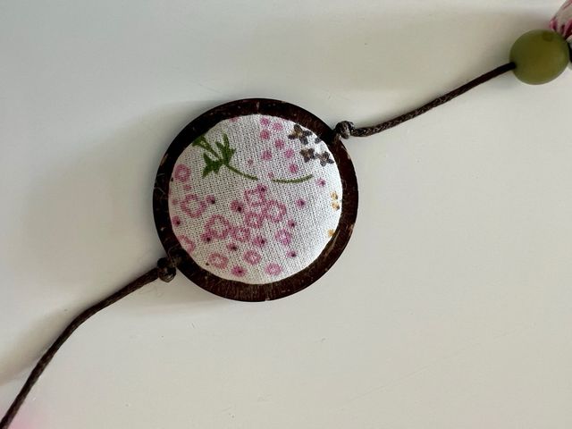 Collar tela, cuentas y madera