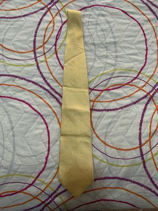 Corbata amarilla con estampado