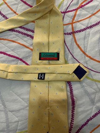 Corbata amarilla con estampado