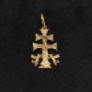 Cruz Caravaca de oro de 18k, 2.60 g.