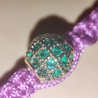 Pulsera tejida con un  abalorio y piedra verde