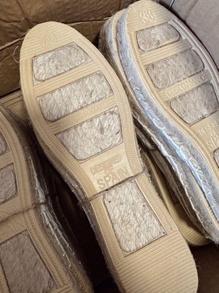18 pares de alpargatas blancas nuevas