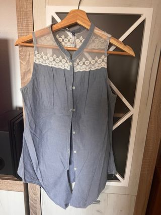 Camisa sin mangas azul con encaje