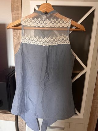 Camisa sin mangas azul con encaje