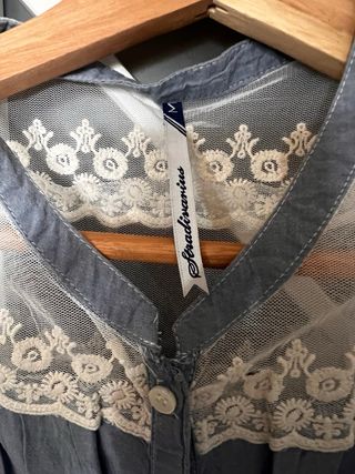 Camisa sin mangas azul con encaje