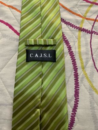 Corbata verde con rayas