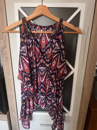 Blusa con pedrería y volantes