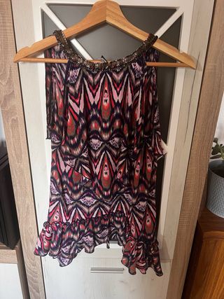 Blusa con pedrería y volantes