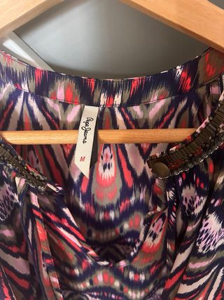 Blusa con pedrería y volantes