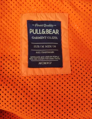 Cortavientos Pull and Bear gris y naranja