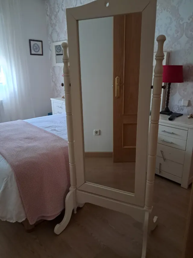 Espejo de pie de madera