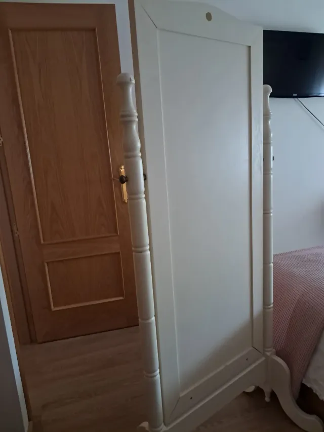 Espejo de pie de madera