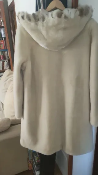 Chaquetón mutón sintético crudo con capucha