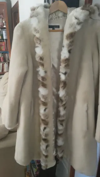 Chaquetón mutón sintético crudo con capucha