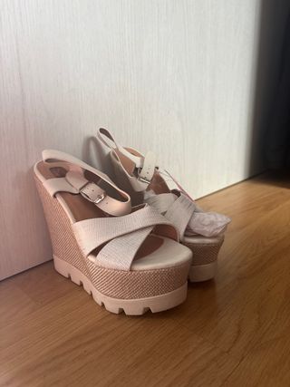 Sandalias cuña beige y doradas
Sin estrenar 