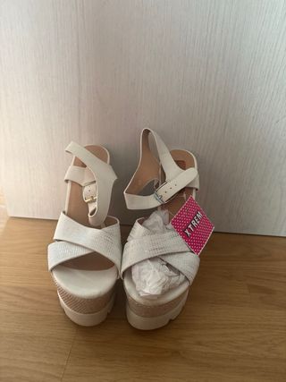 Sandalias cuña beige y doradas
Sin estrenar 
