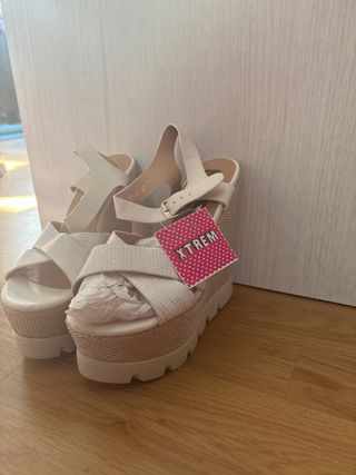 Sandalias cuña beige y doradas
Sin estrenar 