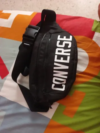 Riñonera Converse Negra Nueva. De tamaño grande.