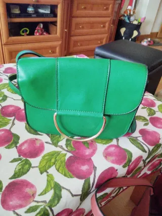 Bolso verde con asa dorada