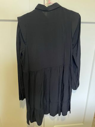 Vestido negro con volantes