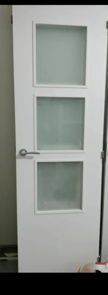 Puerta blanca moderna con 3 cristales